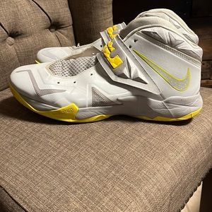 Nike LeBron Zoom Solider 7 'Sonic Yellow' 599264-001